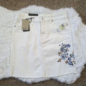 SEVEN7 White Floral Embroidered Skirt NWT Size 4